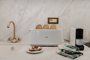 Kühlschrank, Mikrowelle, Wasserkocher mit Kaffee-/Teezubehör, Toaster