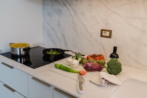 Refrigerador, microondas, cafetera y tetera y tostadora 