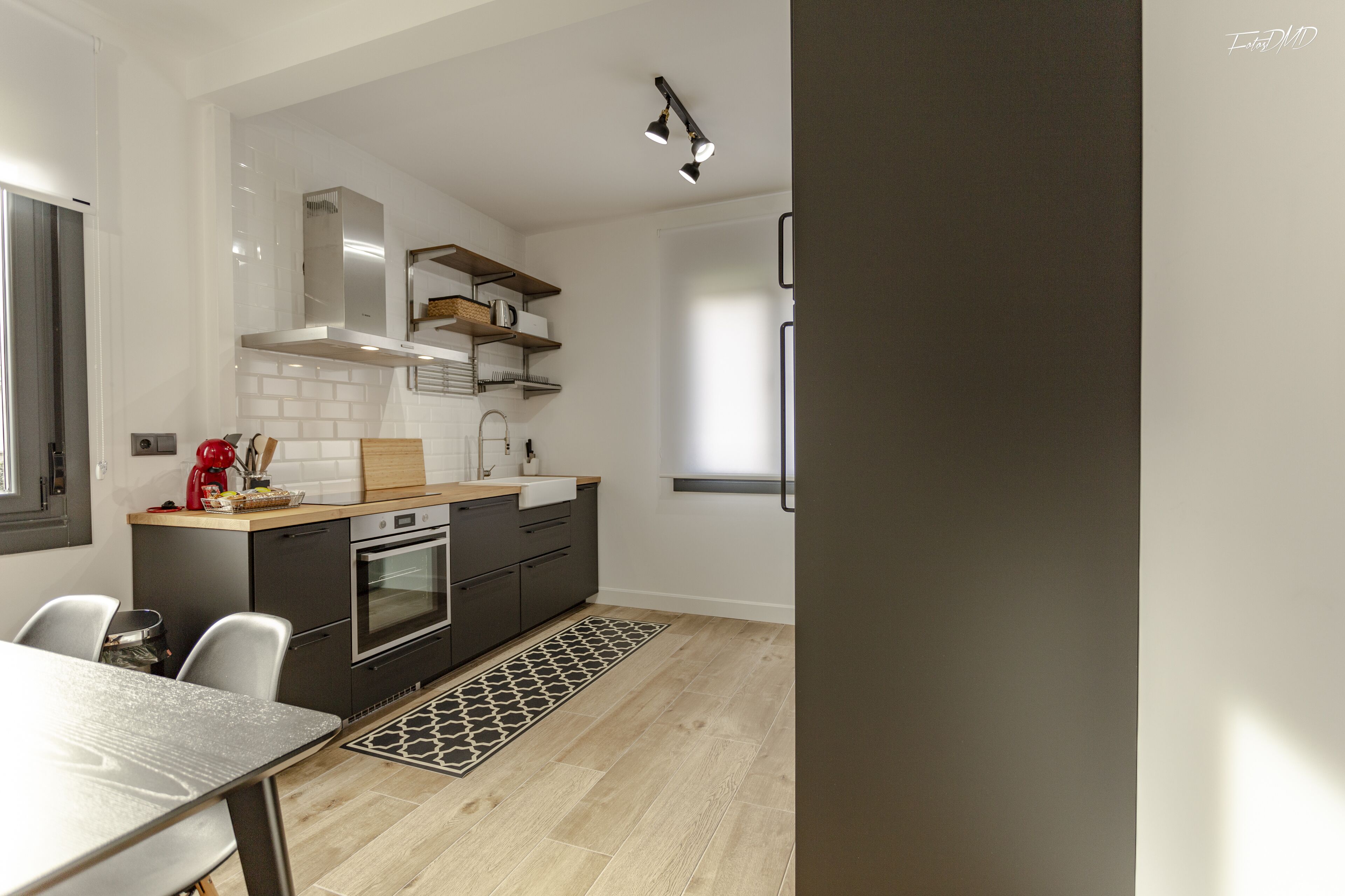 Réfrigérateur, micro-ondes, cafetière/bouilloire, grille-pain