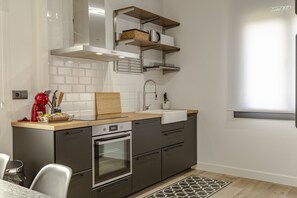 Refrigerador, microondas, cafetera y tetera y tostadora 