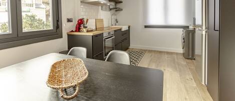 Frigorífico, microondas, cafetera o tetera y tostadora