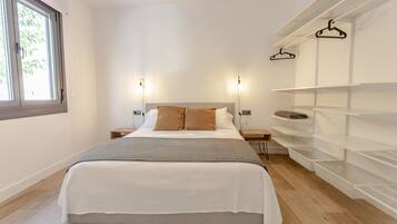 2 bedrooms, desk, WiFi, bed sheets