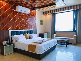 Premium Room, 1 Bedroom, Smoking, Mountain View | 1 bedroom, in-room safe, desk, laptop workspace