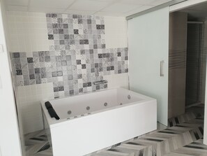 Hair dryer, towels, soap, shampoo - Apartamento Aogedor con Jacuzzi Para Disfrutar con tu Pareja (Carboneras de Guadazaón)