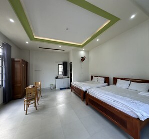 Family Room | Desk, laptop workspace, free WiFi, bed sheets - OYO 1064 Phat Tai Hotel And Apartment (Da Nang)