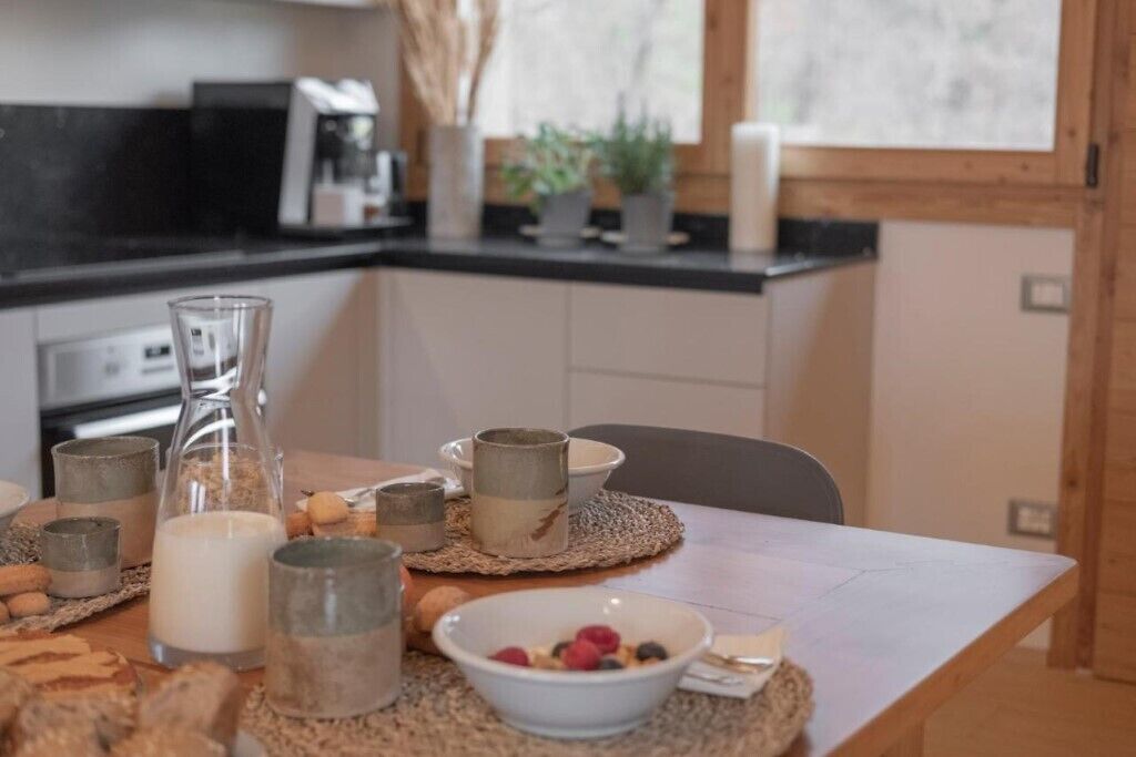 Kjøleskap, ovn, kokeplater og oppvaskmaskin