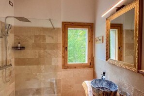 Douche, bidet, serviettes fournies, shampoing