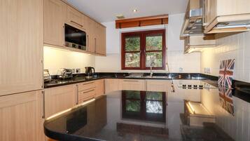 Máy rửa bát, ấm điện, lò nướng bánh mì