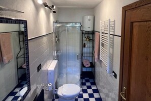 Chuveiro, secador de cabelo, bidê, toalhas de banho