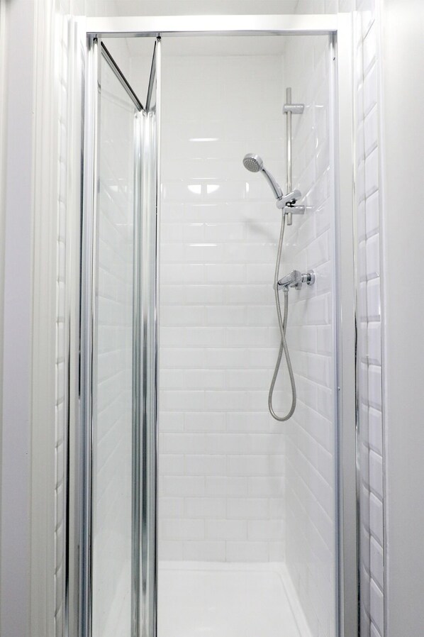 Comfort Double Room | Bathroom shower