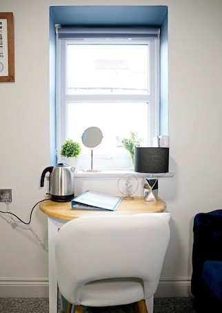 Comfort-Doppelzimmer | Individuell eingerichtet, Schreibtisch, laptopgeeigneter Arbeitsplatz