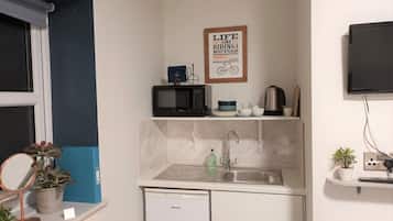 Kamar Double Comfort | Dapur kecil pribadi | Lemari es kecil, microwave, oven, dan kompor