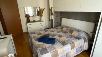 1 chambre, bureau, fer et planche Ă repasser, lit parapluie