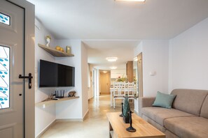 Smart TV, tavolo da calcetto, libri, impianto stereo