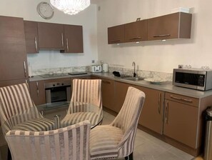 Fridge, microwave, oven, stovetop - 3P Cannes Centre (Cannes)