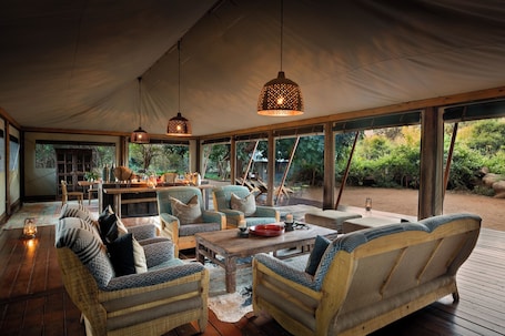 Wohnbereich. Hutwini Walking Camp by RETURN Africa