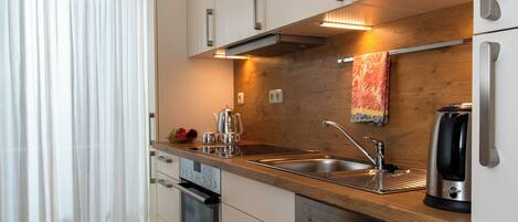 Fridge, oven, stovetop, dishwasher