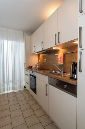Fridge, oven, stovetop, dishwasher - Ferienwohnung 32qm mit Blick auf den Chiemsee und die Berge (Rimsting)