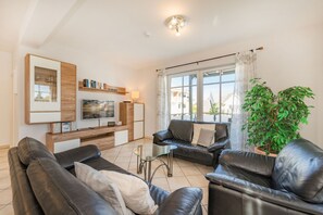 Fernseher, Kamin, Bücher, Stereoanlage