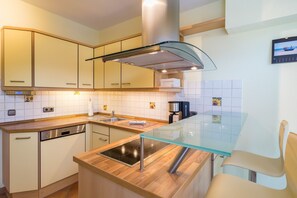 Kjøleskap, ovn, kokeplater og oppvaskmaskin