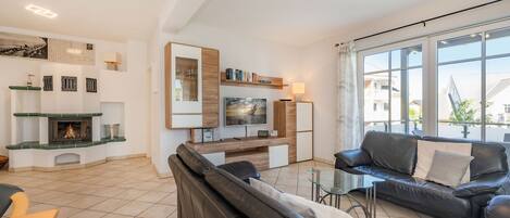 Fernseher, Kamin, Bücher, Stereoanlage