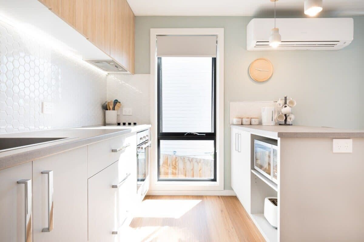 Een koelkast, een magnetron, een oven, een kookplaat