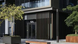 Un edificio moderno con una entrada amplia que muestra la etiqueta “6A”.