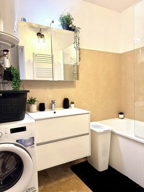 Een haardroger, handdoeken, zeep, shampoo