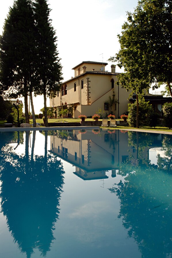 Pool - Apartment in Farmhouse with Swimming Pool in the Tuscan countryside of Cortona (cortona)