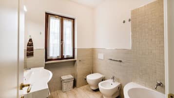 家庭独立别墅, 多间卧室, 双浴室 (Casa al Ponte dei Marmi - few KM to) | 浴室 | 淋浴/盆浴组合、坐浴桶、毛巾、肥皂