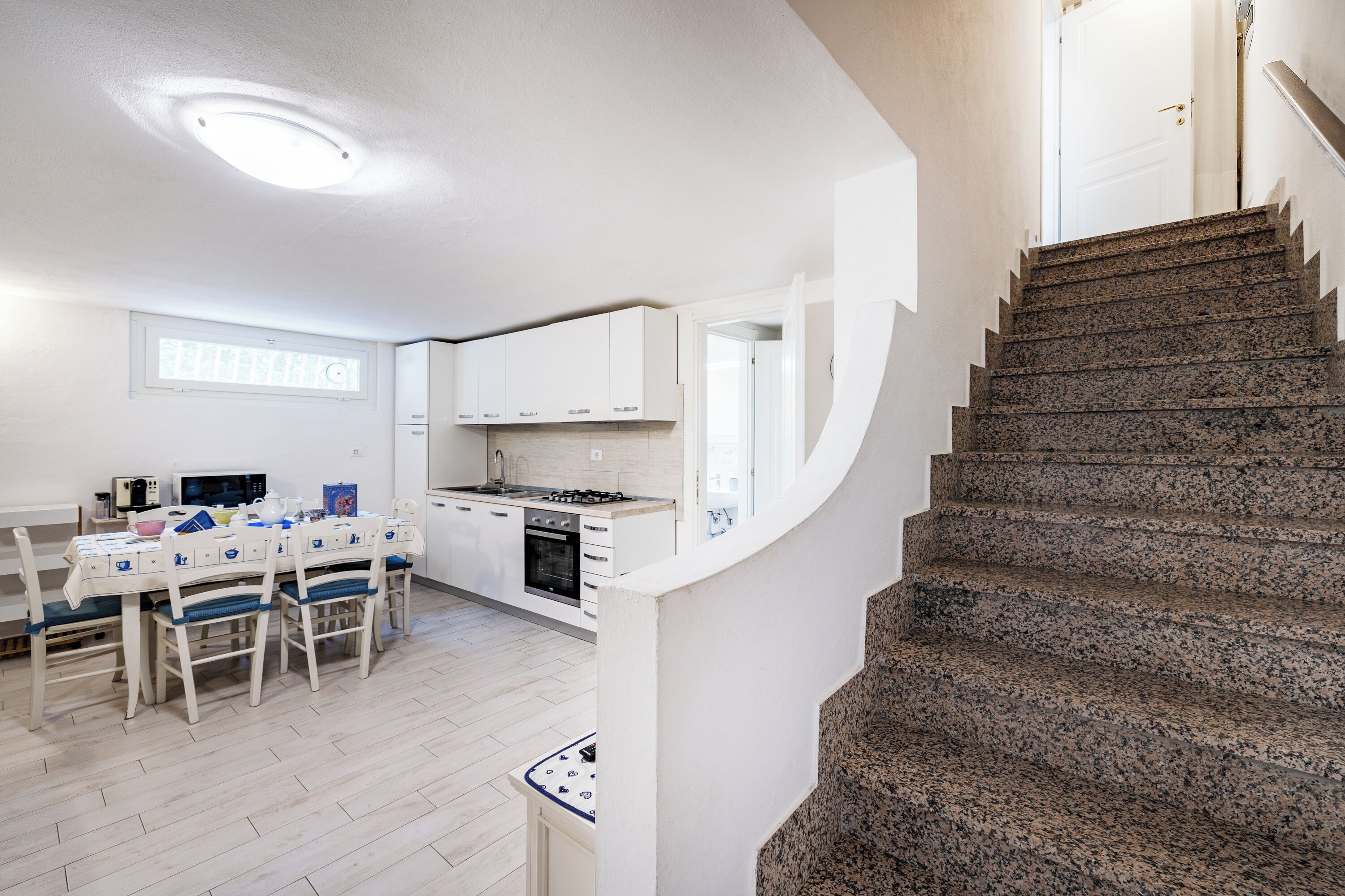 Lemari es, microwave, oven, dan kompor