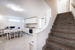 Lemari es, microwave, oven, dan kompor