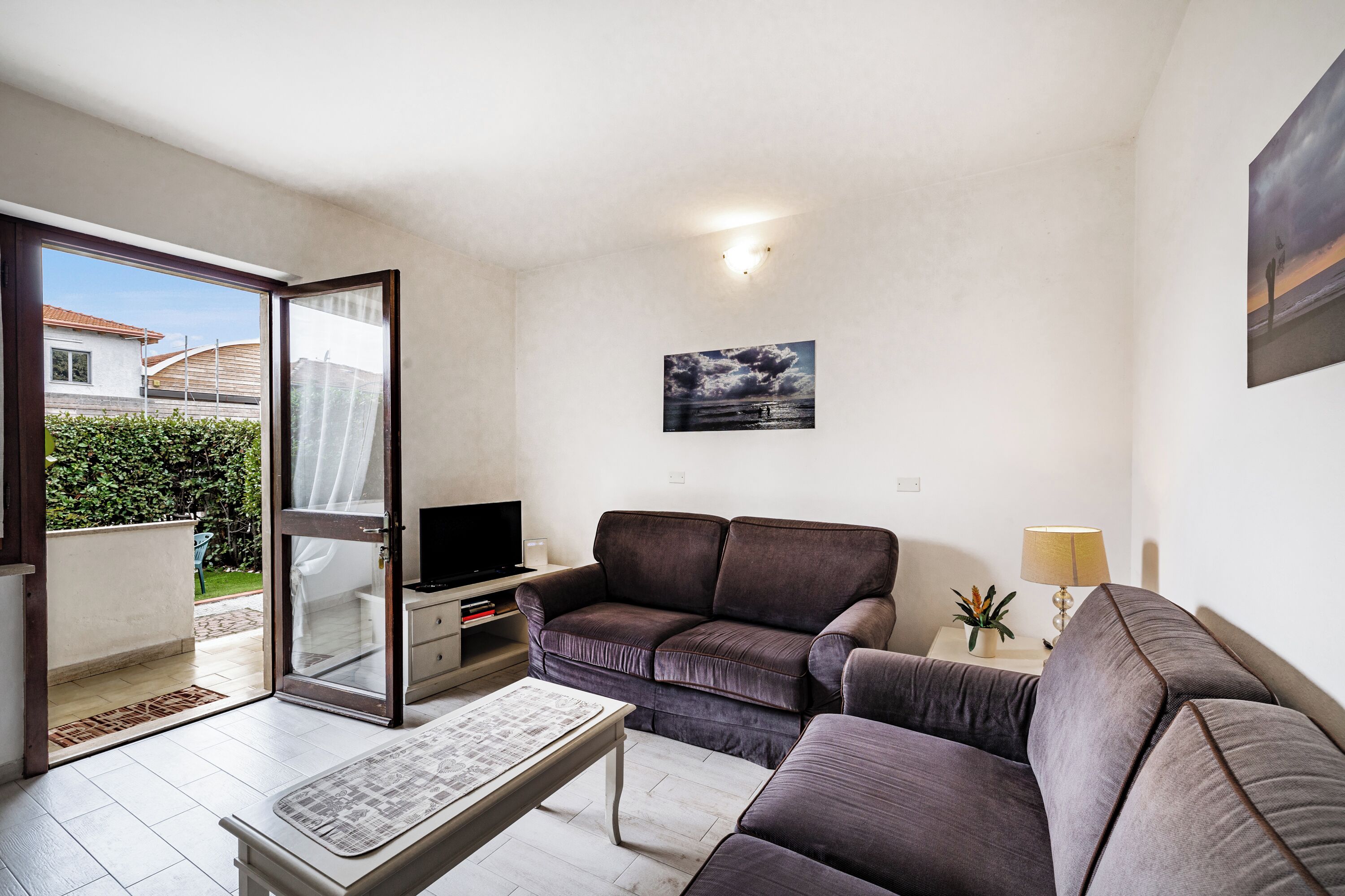 家庭独立别墅, 多间卧室, 双浴室 (Casa al Ponte dei Marmi  - few KM to) | 起居区 | 21-英寸智能电视（配备数码频道）