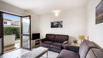 Family House, 2 Bedrooms, 2 Bathrooms (Casa al Ponte dei Marmi - few KM to) | Living area | Smart TV