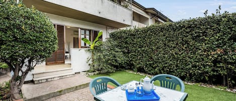 Familienhaus, Mehrere Schlafzimmer, 2 Bäder (Casa al Ponte dei Marmi - few KM to) | Speisen im Freien
