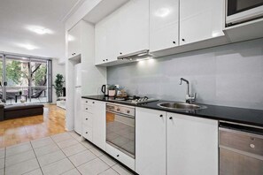 Frigorífico, microondas, horno y placa de cocina