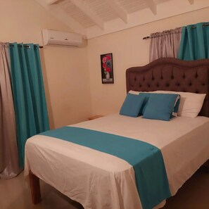 3 bedrooms, iron/ironing board, WiFi, bed sheets - Royal Palm Luxury Villas five minutes from Ocho Rios Town centre. (St Ann)
