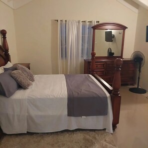 3 bedrooms, iron/ironing board, WiFi, bed sheets - Royal Palm Luxury Villas five minutes from Ocho Rios Town centre. (St Ann)
