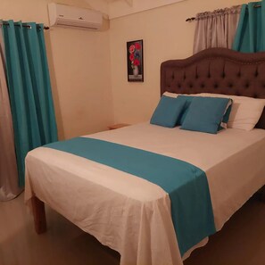 3 bedrooms, iron/ironing board, WiFi, bed sheets - Royal Palm Luxury Villas five minutes from Ocho Rios Town centre. (St Ann)