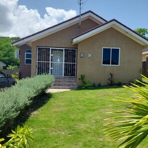 Exterior - Royal Palm Luxury Villas five minutes from Ocho Rios Town centre. (St Ann)