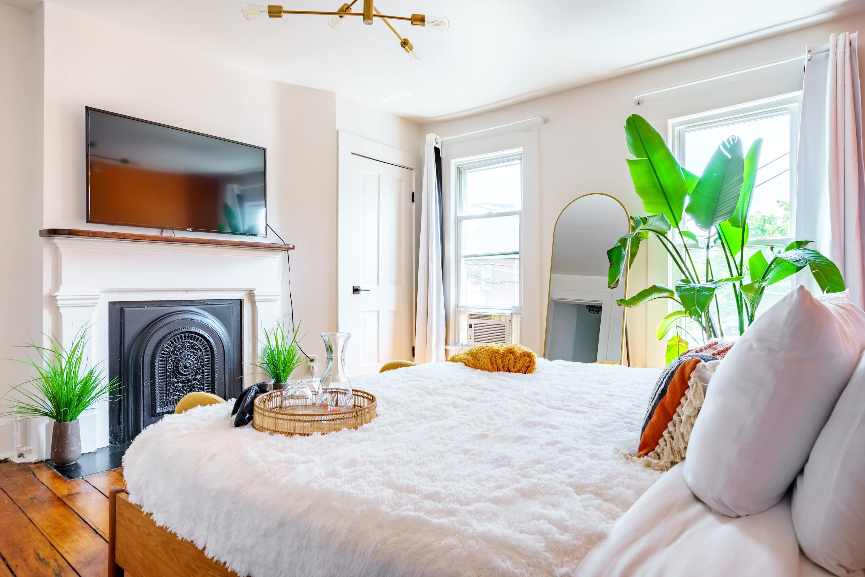 2 makuuhuonetta, työpöytä, silitysrauta/-lauta, vauvan matkasänky