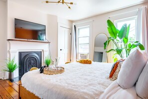 2 slaapkamers, een bureau, een strijkplank/strijkijzer, reisbedje