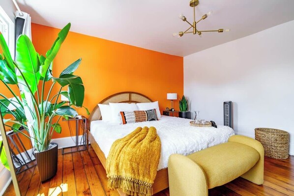 2 chambres, bureau, fer et planche à repasser, lit de bébé portatif