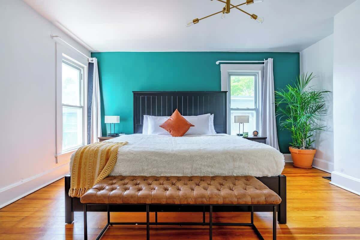 2 habitaciones, escritorio y tabla de planchar con plancha 