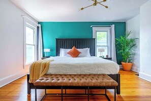 2 makuuhuonetta, työpöytä, silitysrauta/-lauta, vauvan matkasänky