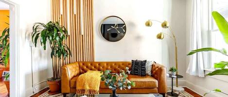 Smart TV, libros, videoteca y oficina