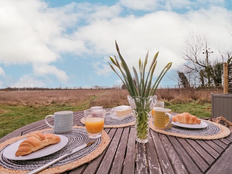 Outdoor dining. Bumble's Retreat