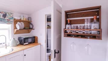 Electric kettle, toaster, cookware/dishes/utensils