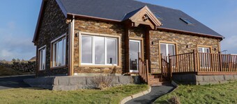 COASTAL CABIN, pet friendly, with a garden in Bunbeg, County Donegal