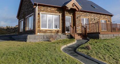 COASTAL CABIN, pet friendly, with a garden in Bunbeg, County Donegal